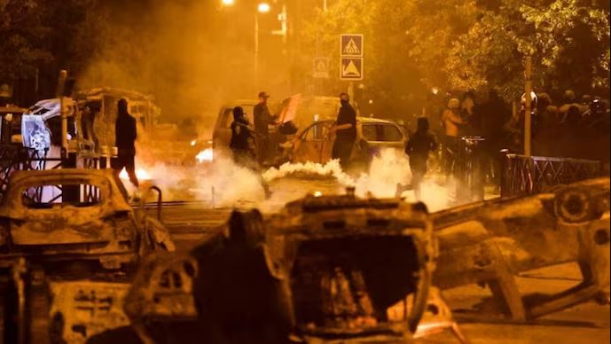 फ्रान्समा रोकिएन हिंसा, पेरिसबाहिर पनि प्रदर्शन