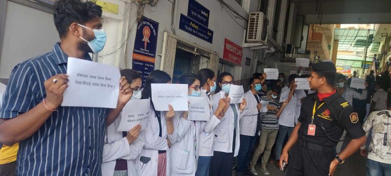 काठमाडौं मेडिकल कलेजमा विद्यार्थीको प्रदर्शन, सरकारले तोकेको भन्दा बढी शुल्क फिर्ताको माग