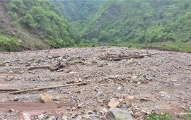 सिमेन्ट उद्योगले जथाभावी उत्खनन गर्दा बगर बने खेत