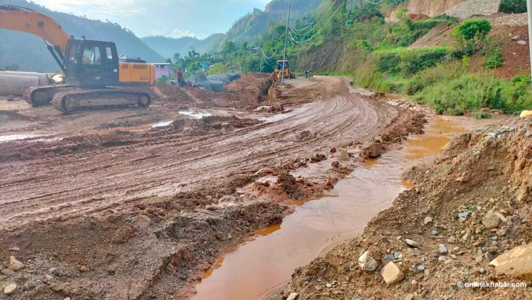 गुल्मीमा कालोपत्रे गरिएको मदन भण्डारी राजमार्गको यो अवस्था (तस्वीरहरू)