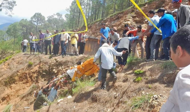 अछाममा मलामी बोकेको ट्र्याक्टर दुर्घटना हुँदा एकको मृत्यु, ३३ जना घाइते