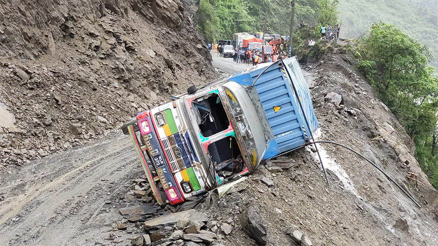 मुग्लिन-नारायणगढ सडकखण्ड फेरि अवरुद्ध, पहिरो झरेको स्थानमा ट्रक पल्टियो
