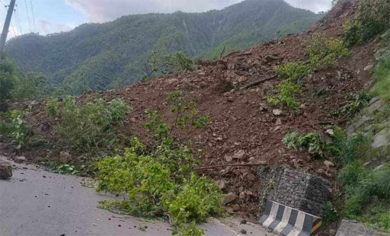 पहिरोले मुग्लिन नारायणगढ सडकखण्ड अवरुद्ध