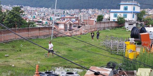 काठमाडौं महानगरपालिकाले भत्कायो वनस्थलीमा विद्युत प्राधिकरणको पर्खाल