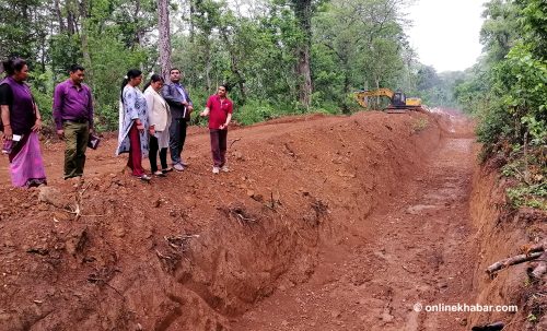 चितवनको कालिकामा खोला फर्काएर बस्ती जोगाउने प्रयास