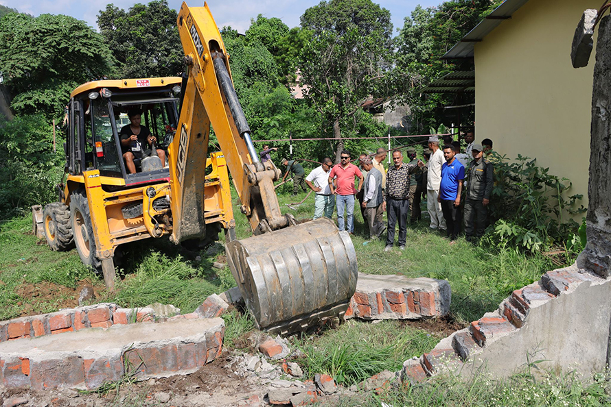 कालिकापथ र नेपालगञ्जरोड जोड्न बुटवल उपमहानगरले भत्कायो पर्खाल