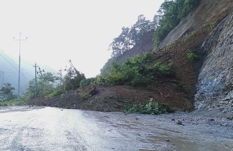 तनहुँको तुरतुरेमा पहिरो खस्दा पृथ्वीराजमार्ग पूर्ण रुपमा अवरुद्ध