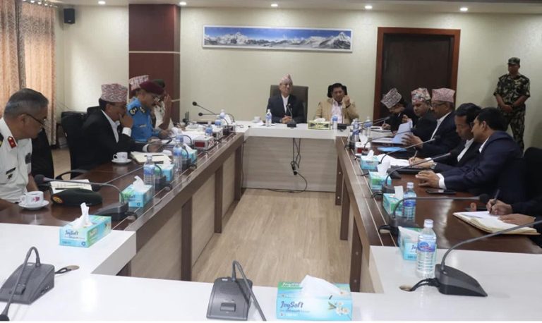 अवरुद्ध राजमार्ग तत्काल सञ्चालन गर्ने व्यवस्था मिलाउन कार्यबाहक प्रधानमन्त्री खड्काको निर्देशन