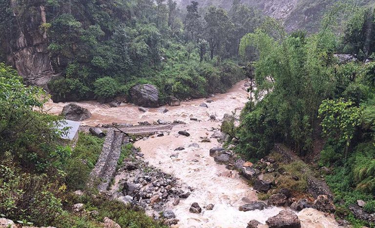 अब असोजसम्म गुड्दैनन् बागलुङका ग्रामीण सडकमा गाडी   