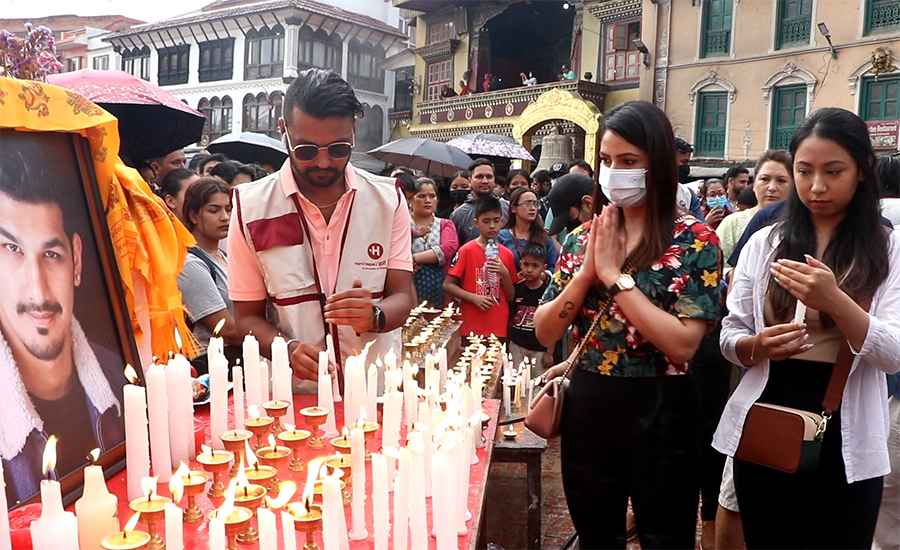 बौद्ध स्तूपामा मैनबत्ती प्रज्ज्वलन गर्दै सेलिब्रिटीले सम्झिए सारुकलाई