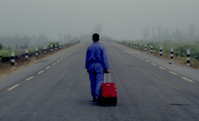 द रेड सुटकेस : आप्रवासी नेपाली कामदारको आशा, सपना र निराशाको कथा