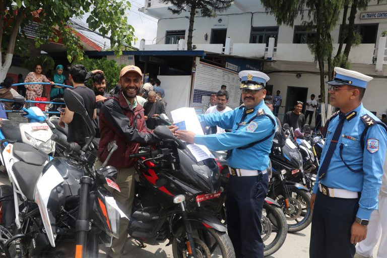 सवारी चोरी गर्ने ३६ जना कारबाहीमा, चोरिएका पाँच सय गाडी धनीलाई फिर्ता