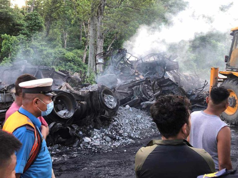 मकवानपुरमा २ ट्रक ठोक्किंदा आगलागी, ३ जनाको मृत्यु