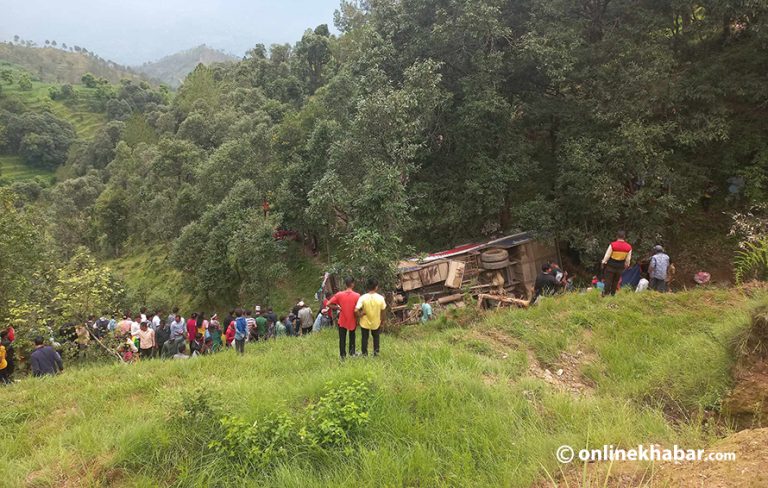 बैतडीमा बस दुर्घटना हुँदा एक जनाको मृत्यु, १६ जना गम्भीर