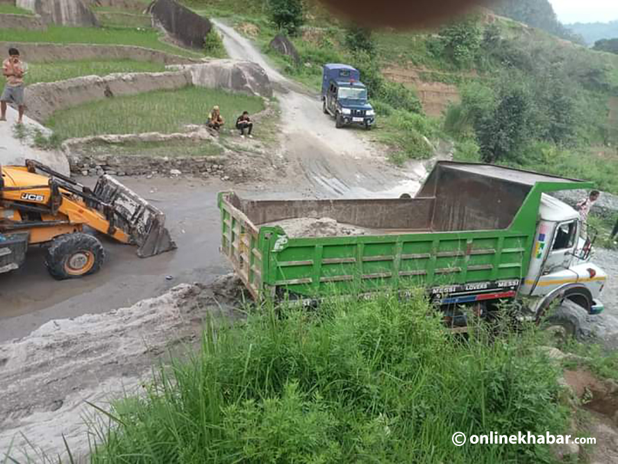 थाहा-८ मा अवैध बालुवाखानी सञ्चालन भएको भन्दै प्रहरीमा उजुरी