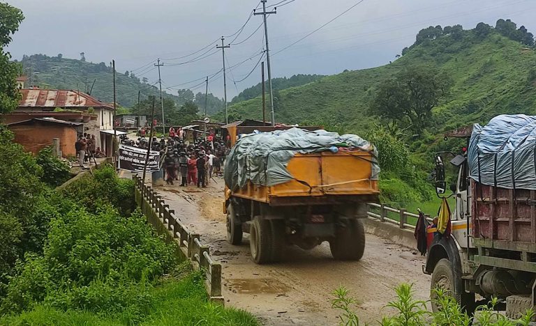 १ असोजदेखि बञ्चरेडाँडामा फोहोर फाल्न नदिने स्थानीयको चेतावनी