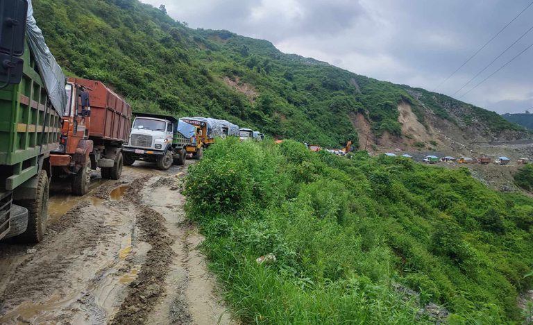 बल प्रयोग गरेर बञ्चरेडाँडामा फोहोर फाल्न सुरू