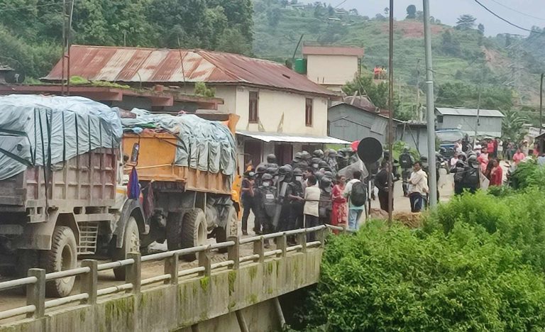 स्कर्टिङ गरेर फोहोर लैजाने क्रममा सिसडोलमा प्रहरी र स्थानीयबीच झडप 