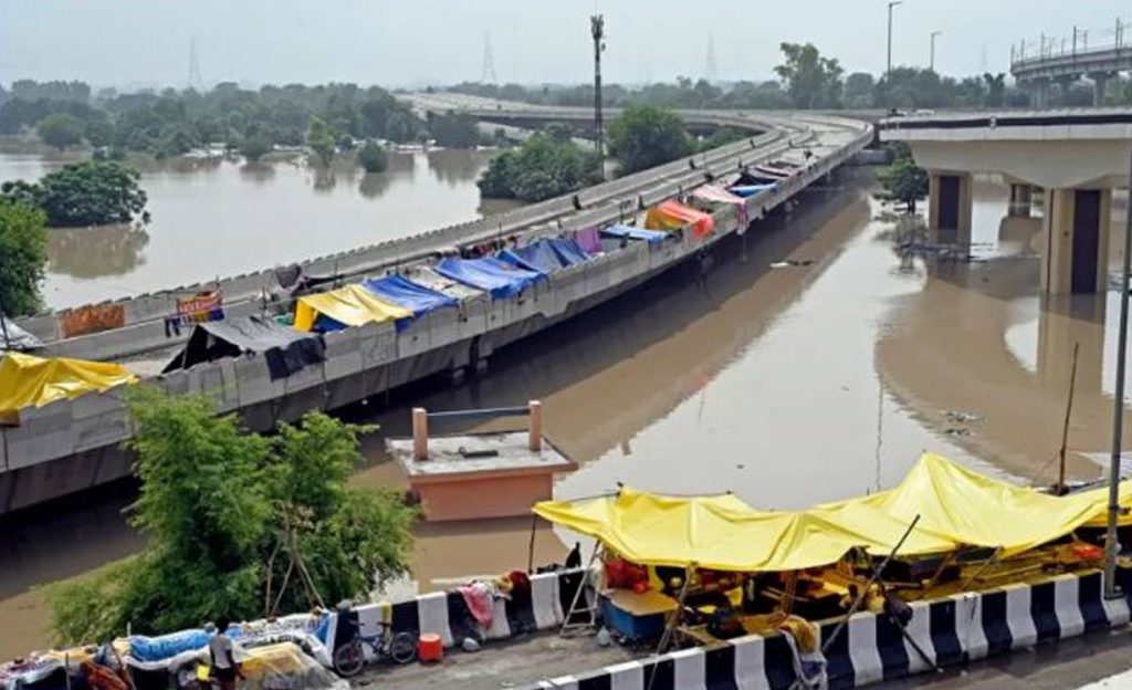 दिल्लीमा बाढीको आतंक, सबै शिक्षण संस्था बन्द, कर्मचारीलाई ‘वर्क फ्रम होम’