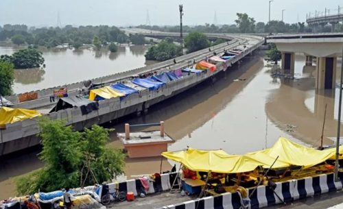 दिल्लीमा बाढीको आतंक, सबै शिक्षण संस्था बन्द, कर्मचारीलाई ‘वर्क फ्रम होम’