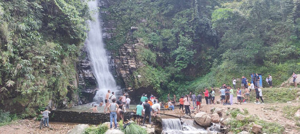 पर्यटकलाई आकर्षित गर्दै लम्जुङको गाईखुरे झरना