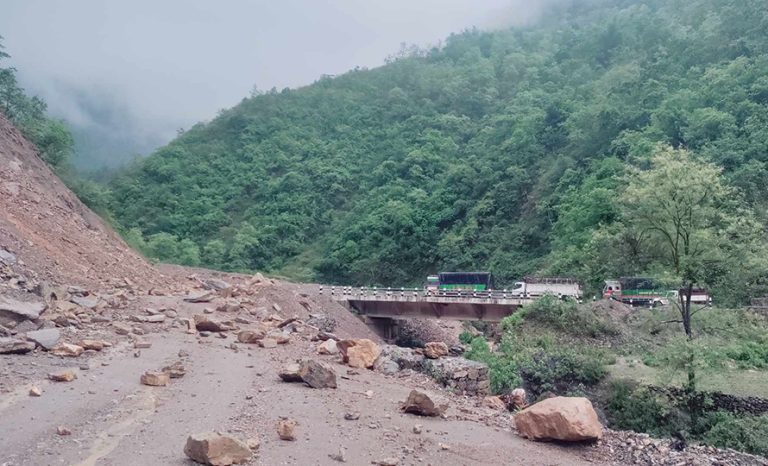 लगातारको वर्षापछि पाल्पामा सिद्धार्थ राजमार्ग अवरुद्ध   