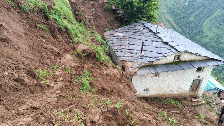 बाजुरामा बाढी पहिरोबाट १३ परिवार विस्थापित, दर्जनौं घर जोखिममा