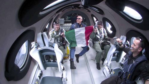 भर्जिन ग्यालेक्टिकको पहिलो व्यवसायिक अन्तरिक्ष पर्यटन उडान, ३ यात्रुले गरेको अन्तरिक्षको सयर