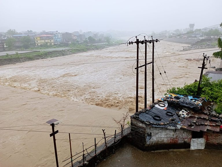 तिनाउ नदीले सतर्कता तह पार गर्ने चेतावनी