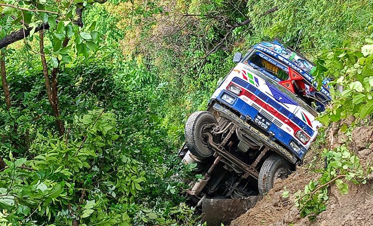 दाङमा ट्रक दुर्घटना हुँदा दुई किशोरी घाइते 