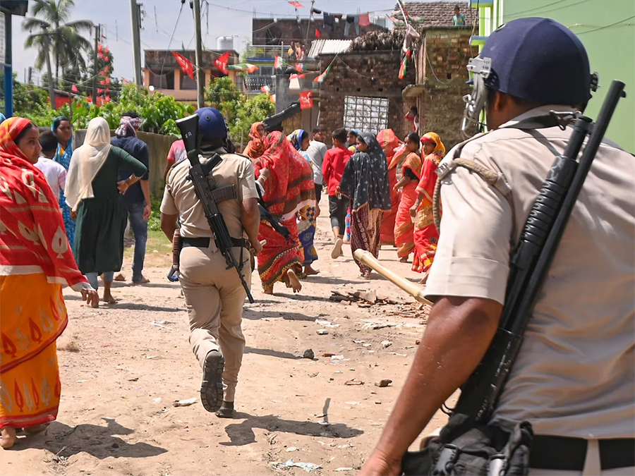 पश्चिम बंगालमा चुनावको बेला हिंसा हुँदा १६ जनाको मृत्यु