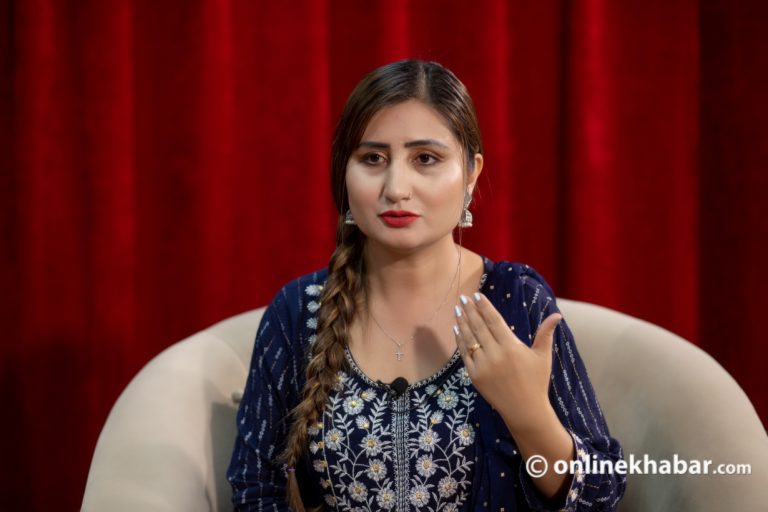 पारिश्रमिक नपाएपछि एलिना र अञ्जु : दुःख गर्ने कालु, मकै खाने भालु