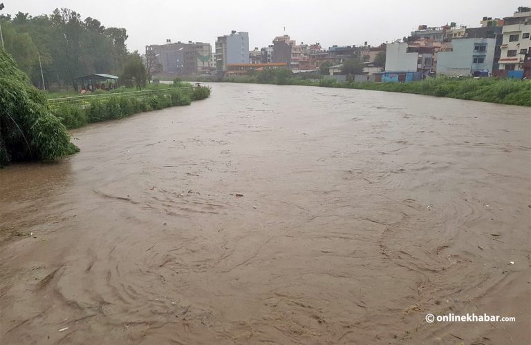 काठमाडौं उपत्यकामा भारी वर्षा, नदी किनारका बासिन्दालाई ११ बजेसम्म उच्च सतर्कता अपनाउन आग्रह