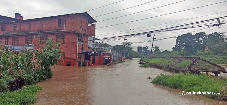 भक्तपुर पनि डुबानमा, चाँगुनारायणमा एउटा घर भत्कियो