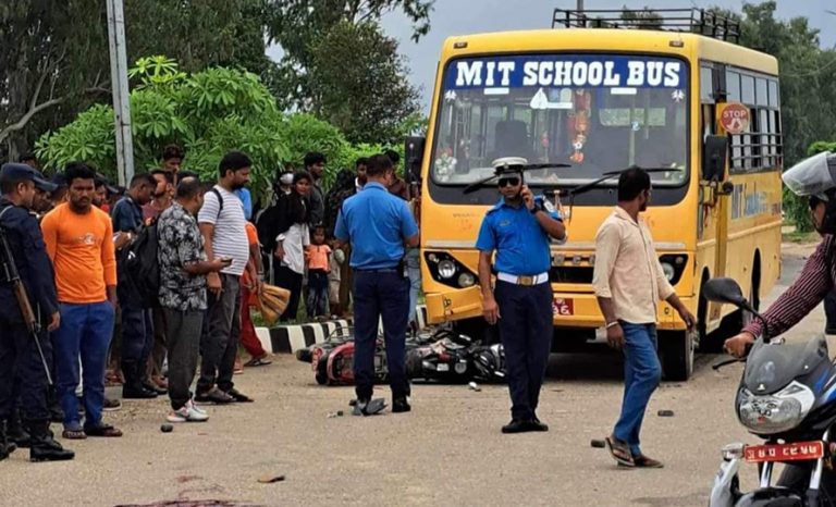 स्कुल बसको ठक्करले मोटरसाइकल चालकको मृत्यु, जनकपुर- जलेश्वर सडक अवरुद्ध