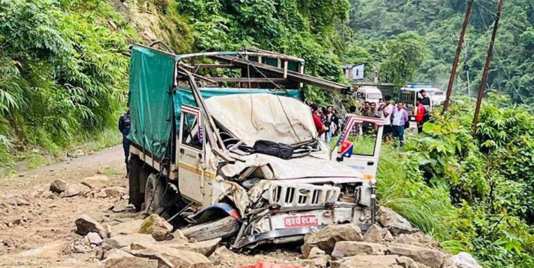 गुडिरहेको जिपमाथि ढुंगा खस्दा तीनजना घाइते