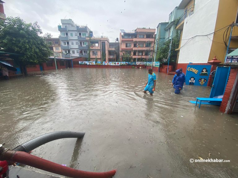 ट्राफिकको निष्कर्ष :  काठमाडौं डुबानको कारण वाग्मतीमा डेब्रिज थुप्रिनु