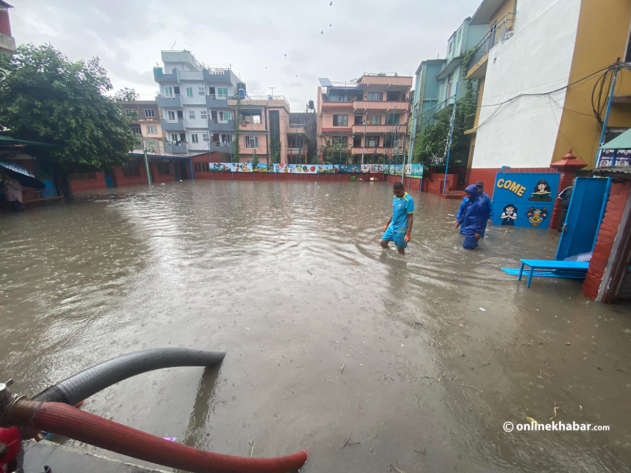ट्राफिकको निष्कर्ष : काठमाडौं डुबानको कारण वाग्मतीमा डेब्रिज थुप्रिनु