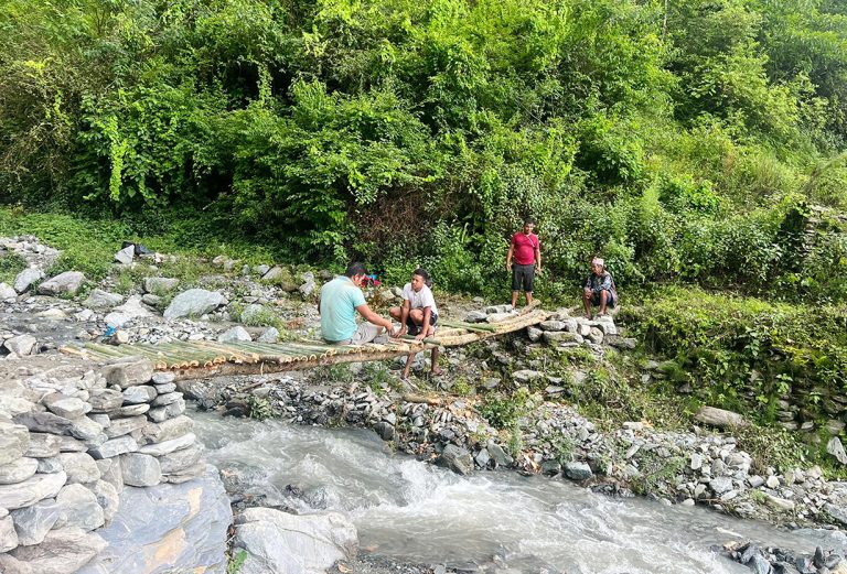 झोलुङ्गे पुलको जिल्लामा पनि ‘फड्के’को बाध्यता