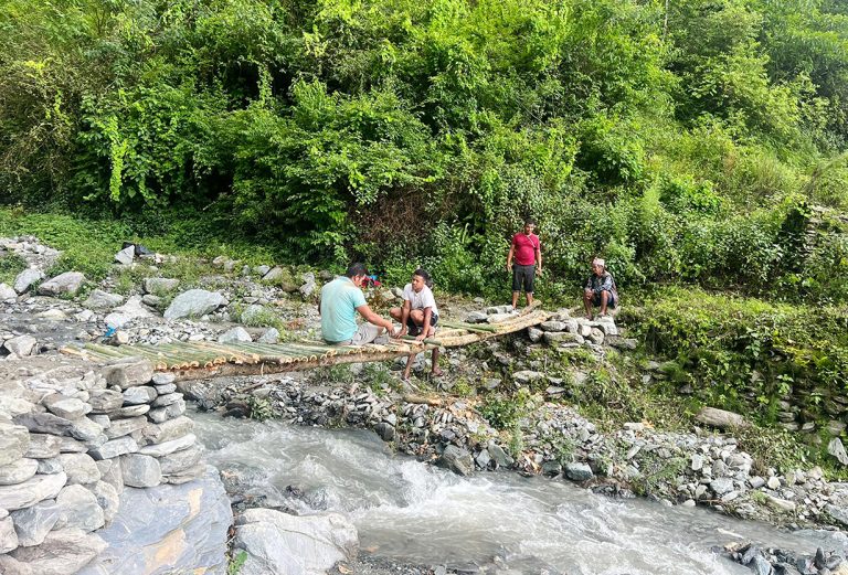 झोलुङ्गे पुलको जिल्लामा पनि ‘फड्के’को बाध्यता