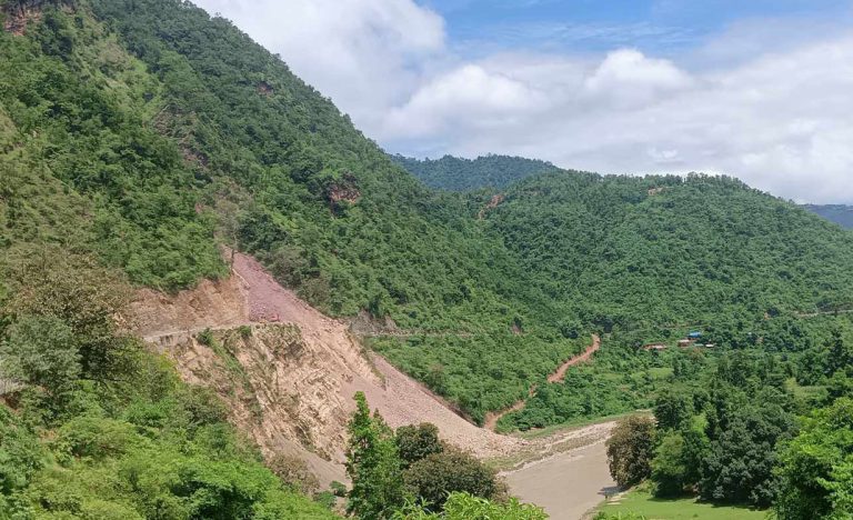 गर्जेनीको पहिरोले प्युठानमा यात्रा सकस