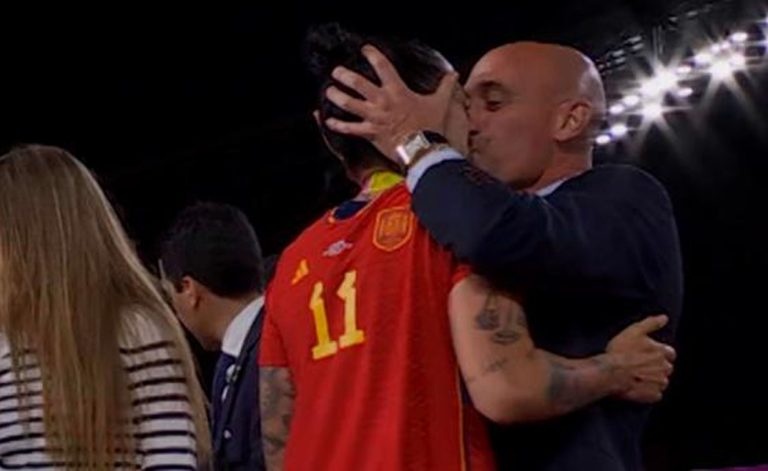 चुम्बन विवादमा परेका स्पेनिस फुटबल संघका अध्यक्षले राजीनामा नदिने