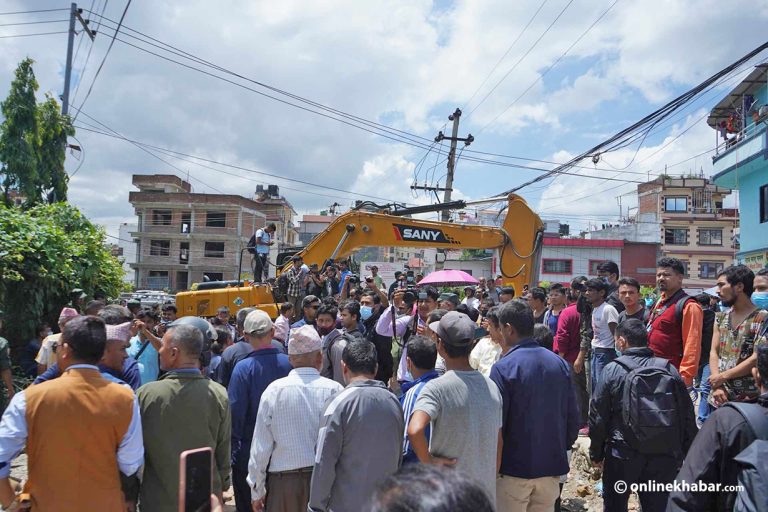 कपनमा महानगरको डोजर पुगेपछिको तनाव (तस्वीरहरू)