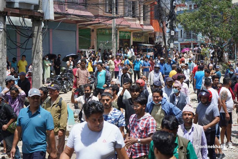 काठमाडौंको कपनमा महानगरको डोजर पुगेपछि स्थानीय आन्दोलित