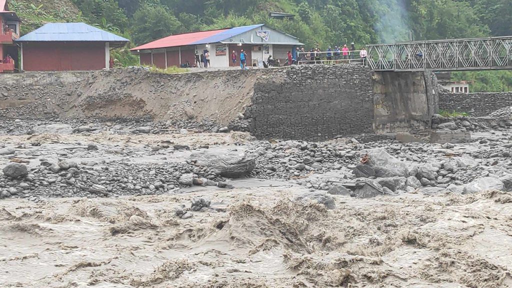 मेलम्ची खानेपानी मुहान जाने सडक बाढीले अवरुद्ध