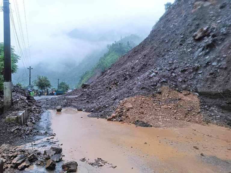 नारायणगढ-मुग्लिन सडक अवरुद्ध