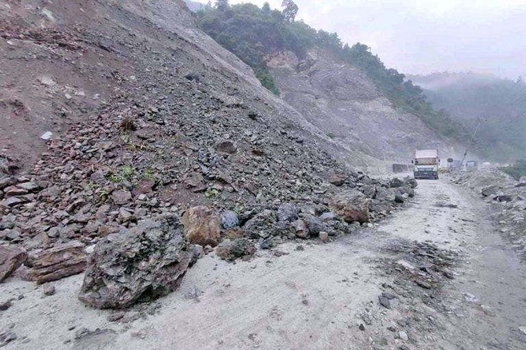 पहिरो खस्दा नारायणगढ-मुग्लिन सडक अवरुद्ध