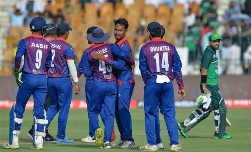 नेपालको खराब सुरुवात, पहिलो ओभरमै गुमायो २ विकेट