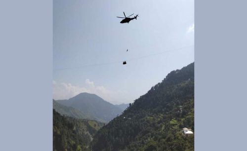 पाकिस्तानमा ६ बालबालिकासहित ८ जना केवल कारमा फसे