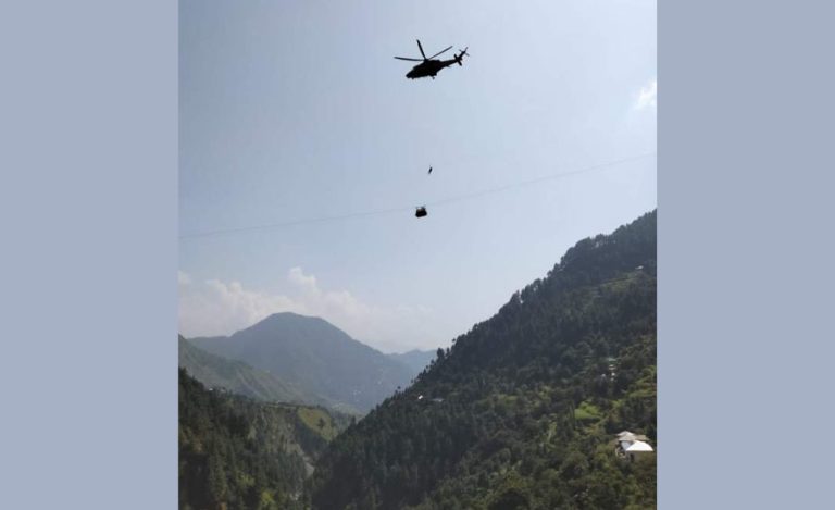 पाकिस्तानमा ६ बालबालिकासहित ८ जना केवल कारमा फसे